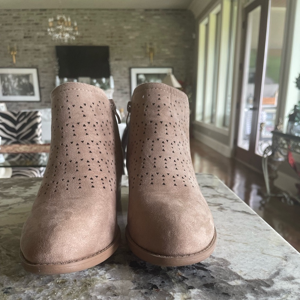 Like new tan boots.